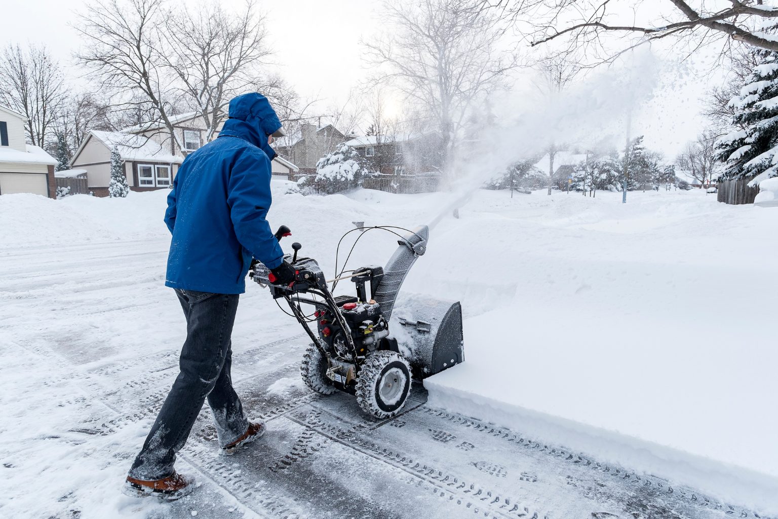 Schneeräumung auf einer Zufahrt im Winterdienst